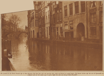 873787 Gezicht op de achtergevels van panden aan de Lijnmarkt langs de Oudegracht te Utrecht, met links de ...